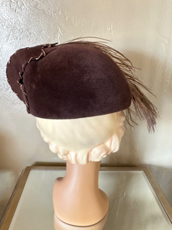 SPRIGHTLY 1950s\' BROWN VELOUR FELLT COCKTAIL HAT + BEADS/PEACOCK FEATHER main image 9